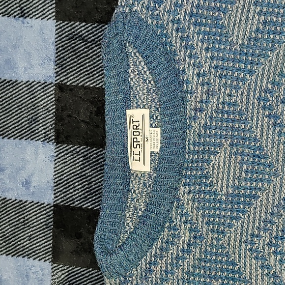 Vintage. Made in USA. CC SPORT. 💯 Acrylic. Crewneck sweater.  Women's Medium - Picture 3 of 15